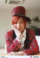 D2 / Ryo Mitsuya / Upper Body / Costume Red Check Pattern / Shirt White / Hat / Right Hand Cheek / Left Elbow Desk / 2013.09 / Official Official photo