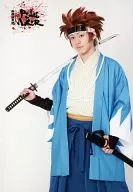 Seiya Motoki (Ichimura Tetsunosuke) / Kneecap / Costume Blue / White / Right Hand Sword / Left Hand Sheath / Character Actor Shot / Stage 「 Shinsen-gumi Ibun PEACE MAKER 」 Official Official photo