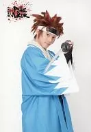 Seiya Motoki (Ichimura Tetsunosuke) / Kneecap / Facing right / Costume blue / white / Double-handed sword / Character Actor Shot / Stage 「 Shinsen-gumi Ibun PEACE MAKER 」 Official Official photo