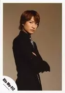 Kis-My-Ft2 / toshiya Miyata / Upper body / Costume black / Right facing / Necktie check pattern / Arm set / Background brown / Official Official photo