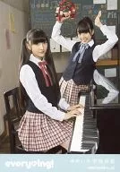 everying！/木户衣吹・山崎惠理/膝上・制服・弹山崎惠理钢琴・木户衣吹右手铃鼓/CD「梦色学院校歌」发售纪念特典生写真