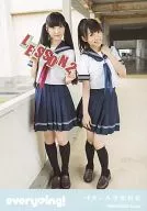 Everying! / Ibuki Kido / Eri Yamazaki / Cuerpo completo / Uniforme / Ambas manos de Eri Yamazaki "Lección 2" / CD "Canción escolar de Yumeiro Gakuin" Official photo especial conmemorativa de la venta de "Yumeiro Gakuin"