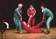 小野坂昌也・小西克幸・野島裕史・竹本英史/横型・全身・ジャージ・緑・赤・竹本英史と手と足を持ち上げ/FWZ-00035/「小野坂・小西のO+K(OTASUKE)」小野坂さんチョイス生写真