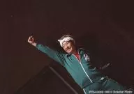 小野坂昌也/横型・膝上・ジャージ緑・右手上げ・目線左・笑顔/FWZ-00035/「小野坂・小西のO+K(OTASUKE)」小野坂さんチョイス生写真
