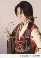 吉田龍介(小松帯刀)/バストアップ・衣装茶.赤.黄・右手眼鏡・印刷メッセージ入り「2014年12月4日(木)」・キャラクターショット/舞台遙かなる時空の中で5 回替わり2L判生写真