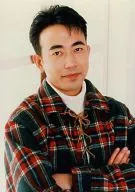 Toshihiko Seki / Upper body / Costume : Red / Green Check / Arm arrangement / Body tilted to the right / Official Official photo