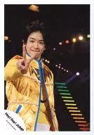 Hey! Say! JUMP / Yuri Chinen / Live Photo / Upper Body / Costume Yellow / Gold / Blue / Right Hand Piece / Lip Biting / Background Black / Official Official photo