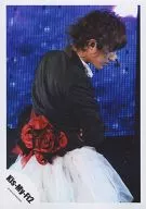 Kis-My-Ft2 / Taisuke Fujigaya / Live Photo / Costume Black / Red / White / Show Back / Face Downward Right / Background Blue / Official Official photo