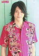 D2/山田裕貴/上半身・衣装ピンク・口閉じ・背景緑/今年の春は(先輩たちも)どこ吹く風おれたちも新旋風巻き起こすぜ 2011!