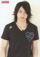 D2/山田裕貴/上半身・Tシャツ黒・ネックレス・口閉じ・背景白/今年の春は(先輩たちも)どこ吹く風おれたちも新旋風巻き起こすぜ 2011!