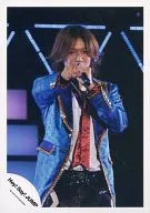 Hey! Say! JUMP / Yuya Takagi / Live Photo / Knee-Up / Costume Blue / Right-hand Fist Stick Out / Left-hand Microphone / Official Official photo