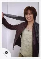 Kis-My-Ft2 / toshiya Miyata / Upper body ・ Clothes ・ Brown ・ Stole gray on right hand ・ Stripe pattern ・ Camera eyes ・ Smile / Official Official photo