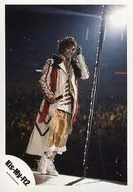 Kis-My-Ft2/千賀健永/現場照片·全身·服裝白·紅·黑·金·右向·右手麥剋風·左手頭·笑臉·背景黑/官方生寫真