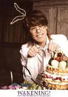 宮野真守/上半身・衣装白・眼鏡・両手グー・手前ケーキ/「MAMORU MIYANO LIVE TOUR 2014 ～WAKENING!～」