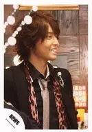 NEWS / Yuya Tegoshi / Bust up / Costume black / Leopard pattern / Necktie / Body facing right / Smile / Official Official photo