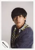関ジャニ∞/錦戸亮/バストアップ・衣装チェック柄・背景グレー/公式生写真