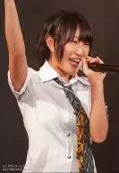 上枝恵美加/ライブフォト・上半身・衣装白・右手上げ・左手マイク/ビックカメラ/ビックカメラ.com 特典