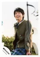 Kanjani Eight / Tadayoshi Okura / knee-up / sitting / costume khaki / brown green / eye-up / smile / official Official photo