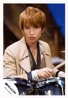 Kanjani Eight / Tadayoshi Okura / Upper body / Costume beige brown / Eye-front / Drum / Official Official photo