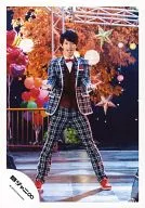 Kanjani Eight / Tadayoshi Okura / Whole Body / Costume Black and White Check / Bow Tie / Double Hand Parr / Opening Mouth / Official Official photo