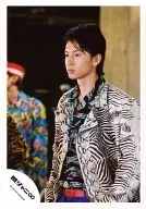 Kanjani Eight / Tadayoshi Okura / Upper body / Costume black and white / Eyes left / People behind / Official Official photo