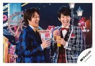 Kanjani Eight / Tadayoshi Okura / Ryuhei Maruyama / Horizontal, Upper body, Costume blue, black and white, Mouth open, Eye view right, Both hands glass / Official Official photo