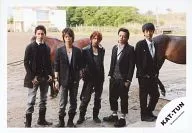 KAT-TUN/集合(5人)/横型・全身・衣装白黒・センター上田・両手ポケット・後ろに馬/公式生写真