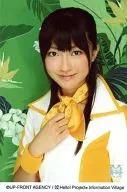 Berryz Kobo / Yurina Kumai / Upper body / Costume : Yellow White / Right Hand Ribbon / Background Green / Postcard Size / Alo-Hello