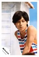 Kanjani Eight / Ryo Nishikido / Upper Body / Tank Top / Border / White Building / Blue Sky / Official Official photo