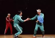 小野坂昌也・小西克幸・竹本英史/ライブフォト・全身・ジャージ緑・赤・盾・剣/FWZ-00036/「小野坂・小西のO+K(OTASUKE)」小西さんチョイス生写真