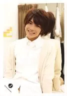 Johnnys Jr. / Genki Iwahashi / Upper body / Costume white beige / Under both hands / Neck tilted / Smile / Official Official photo