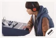 Arashi / Masaki Aiba / Horizontal, Upper body, Costume gray-brown, Eye-point left, Headphones / Official Official photo