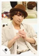 Mis Snow Man / Daisuke Sakuma / Upper Body / Sitting / Costume White Beige / Both Hands Matching / Hat Brown / Official Official photo