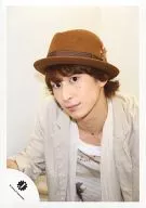 Mis Snow Man/佐久間大介/上半身・衣装白ベージュ・体斜め左向き・帽子茶色/公式生写真