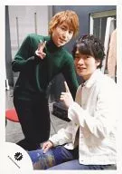 Mis Snow Man / Daisuke Sakuma / Tatsuya Fukazawa / Knee-Up / Sitting / Costume Green White / Peace / Pointing / Official Official photo