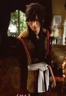 廣瀨大介(冲田總司)/膝上・服裝黑色・金色・右下方・生寫真/音樂劇「薄櫻鬼」土方歲三篇個人SET明信片
