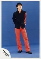 J-FRIENDS/井ノ原快彦/全身・衣装黒赤・両手後ろ・背景青・顔上向き/公式生写真