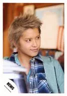 NEWS / Yuya Tegoshi / Bust up / Costume green / Inner blue check pattern shirt / Eyes right / Smile / Official Official photo