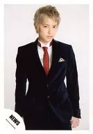 NEWS / Yuya Tegoshi / Above-the-knee ・ Costume black ・ Shirt white ・ Tie red ・ Face tilted ・ Background white / Official Official photo