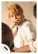 NEWS / Yuya Tegoshi / Bust up / Costume white / Stole / Right hand opening / Eye view right / Official Official photo