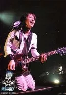 BREAKERZ/AKIHIDE/ライブフォト・膝上・衣装白・黒・膝立ち・両手ギター・口開け・背景黒・「2012.07.27 日本武道館」/BREAKERZ LIVE 2012 “WISH 4U” メモカぴあ