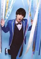 Yuichiro Hirata (Yoshinaka Kakinoki) / Hanegami / Costume blue / Black / White / Bow tie / Opening mouth / Face tilt / Background light blue / Stage 「 Mama to Boku yo Chiyochi Festival ~ Mochikai! Ichi! Ni! ~ 」