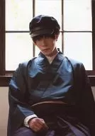 Yuki Tamaki / Knee-Up, Sitting, Costume Black, Purple, Japanese Clothing, Cap, Closing Mouth, Right Hand Fist, Window, Character Chief Shot / Gokujo Bungaku 『 Dogra Magura 』 Gokujo Bromide (natural color version)