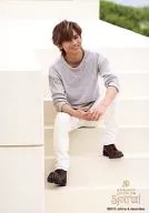 KinKi Kids/堂本光一/全身·服裝灰色·白色·坐著·樓梯·笑臉/堂本光一個人演唱會巡演會場限定銷售原創照片(生寫真)A
