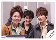 KAT-TUN/集合(3人)/横式·丰胸·露齿·衣服茶色·灰色/官方生写真