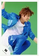 V6 / Ken Miyake / Above-the-knee ・ Costume blue and white ・ Right hand raised ・ Eye-bottom right ・ Background green / Official Official photo