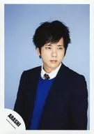 Arashi / Kazuya Ninomiya / Upper Body / Costume Black and Blue Color / Necktie / Body Diagonally Left Facing / Eye Bottom Right / Official Official photo