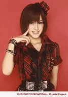 Buono! / Miyabi Natsuyaki / Upper body / Costume red / black / Check pattern / Right hand index finger face / Background red / Metallic / Official Official photo