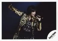 SeXyzone / Ken Nakajima / Live Photo / Horizontal / Upper body / Costume / Raised right hand / Left hand microphone / Face facing right / Background black / Official Official photo