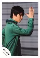 Kanjani Eight / Tadayoshi Okura / Upper Body / Costume Green / Right Hand Par / Eye View Right / Official Official photo